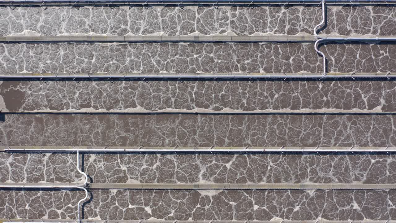 tanque de tratamiento de agua en una fábrica moderna de aguas residuales, limpieza y filtración antes de drenar al río