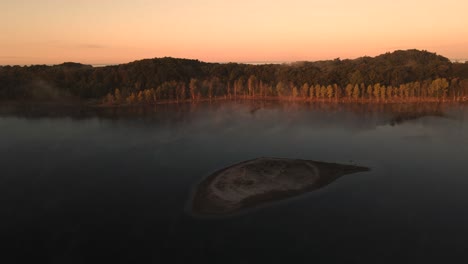 Kleine-Insel-Auf-Einem-Nebligen-See-Im-Spätherbst