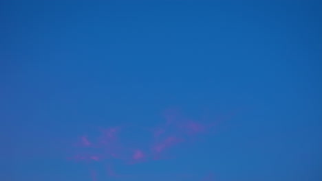 tiro de ángulo bajo del movimiento de la delgada nube de cirros en el cielo azul durante el día en timelapse