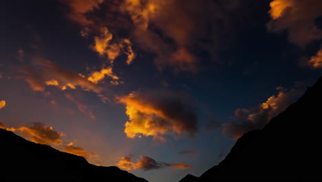 timelapse mirando hacia arriba a las vibrantes nubes rojas anaranjadas que pasan rodando