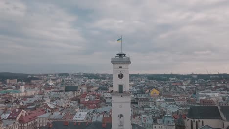 Panorama-Aéreo-De-La-Antigua-Ciudad-Europea-De-Lviv,-Ucrania.-Ayuntamiento,-Ratush