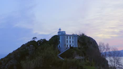 Luftumlauf-Um-Den-Beeindruckenden-Leuchtturm-„El-Faro-De-La-Plata“-In-Betrieb,-Der-Die-Majestätische-Klippe-Präsentiert