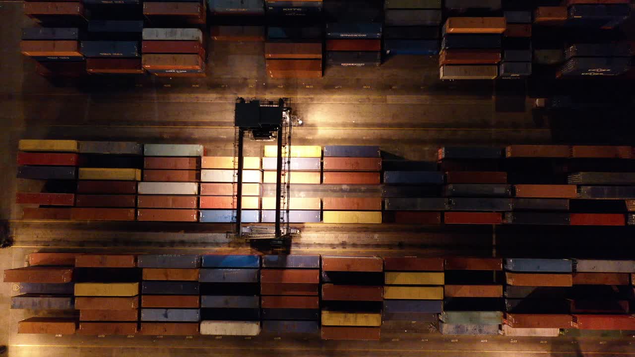 컨테이너 터미널의 야간 항공 사진