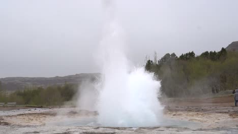 geysir de islandia explotando y en erupción