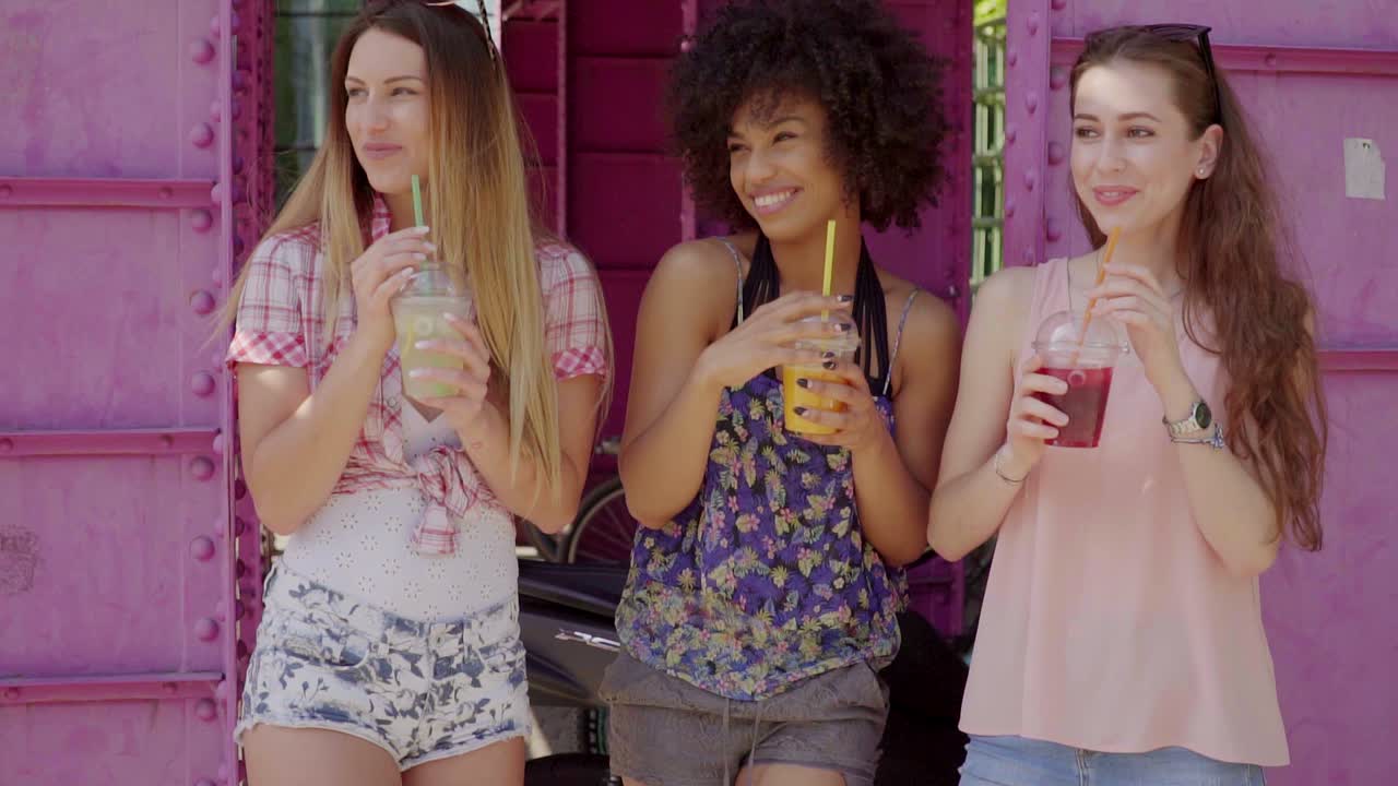 mujeres jóvenes tomando bebidas