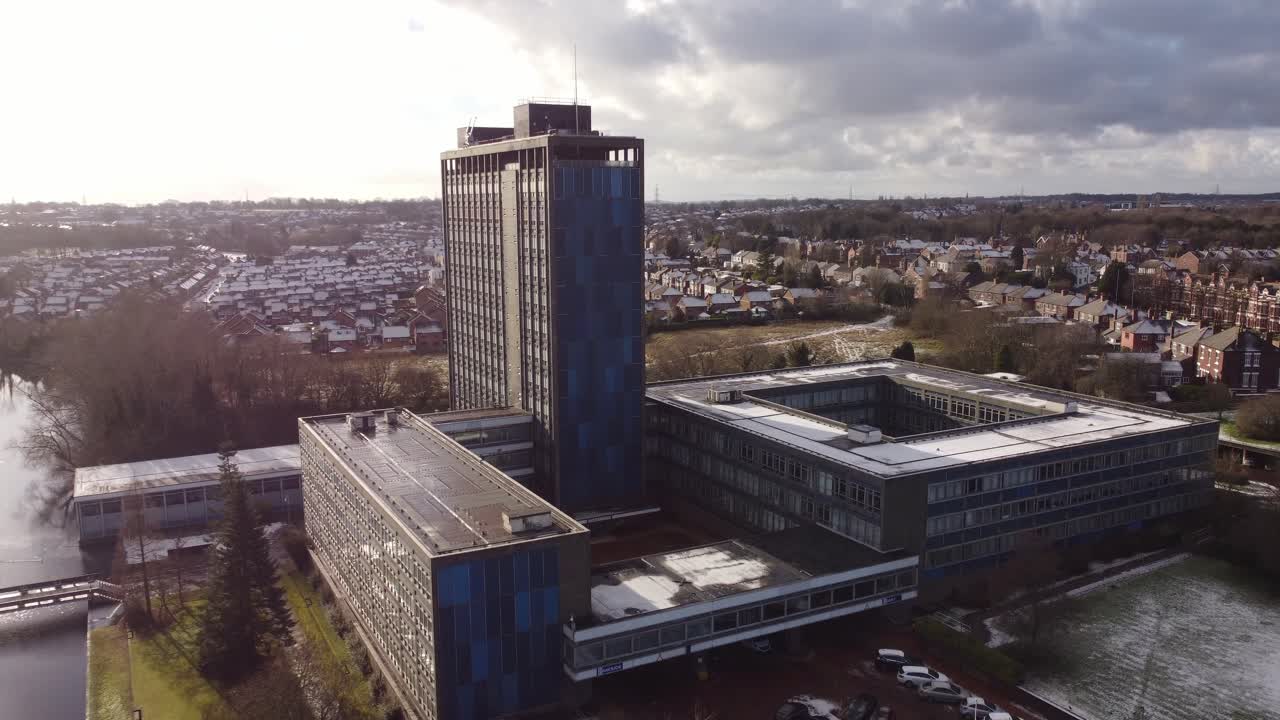 조감도 필킹턴의 유리 본사, 공유 사무실 공간이 있는 현대적인 파란색 고층 건물, 도시 경관