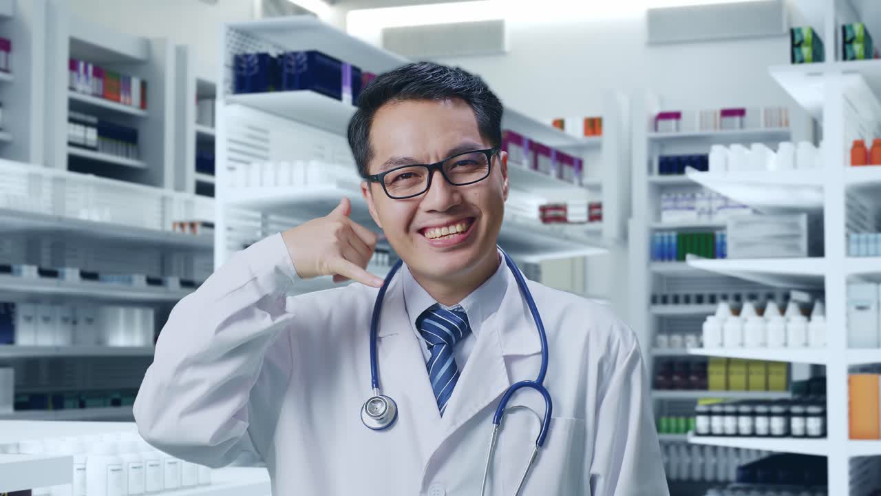 약사가 호출 표지판을 만들고 있습니다.