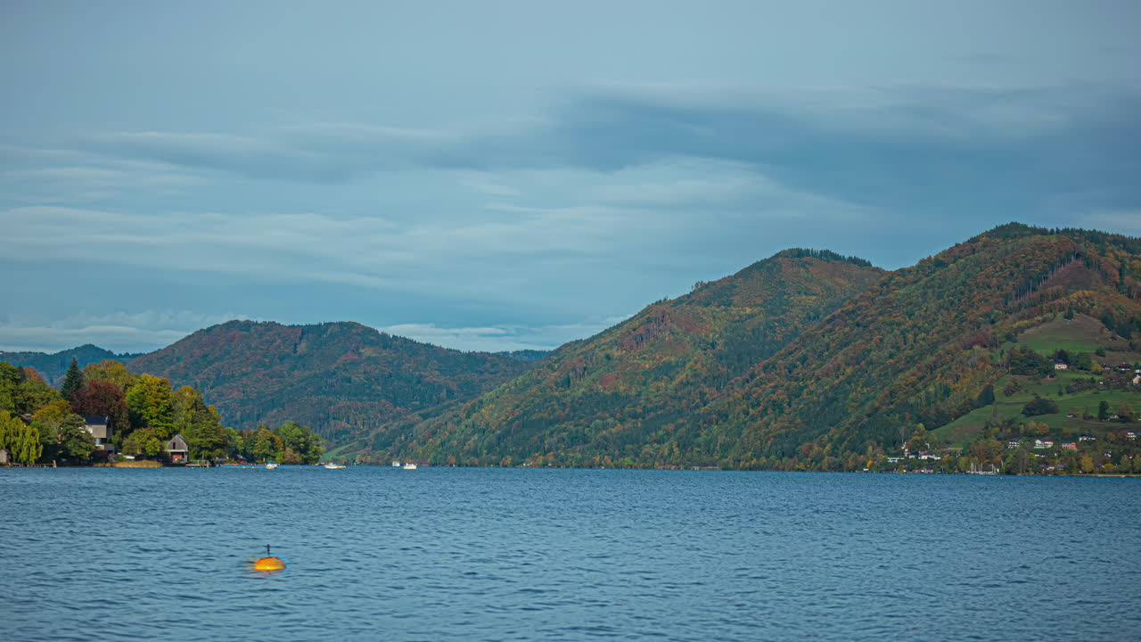 흐린 날 에 오스트리아 의 큰 호수 - 타임  ⁇ 스