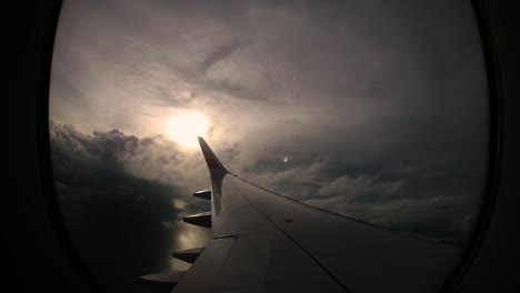 Sonnenuntergang-Und-Schöne-Wolken-Aus-Dem-Fenster-Des-Linken-Flügels-Des-Flugzeugs-Wecken-Reiseerinnerungen