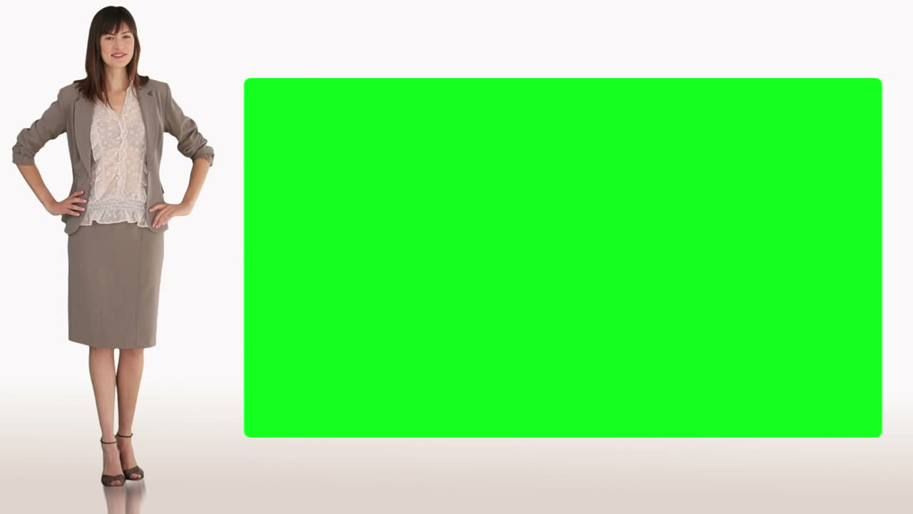 mujer de negocios presentando una pantalla verde