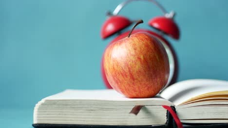 negro para el concepto de la escuela con manzana en el bloc de notas en la mesa