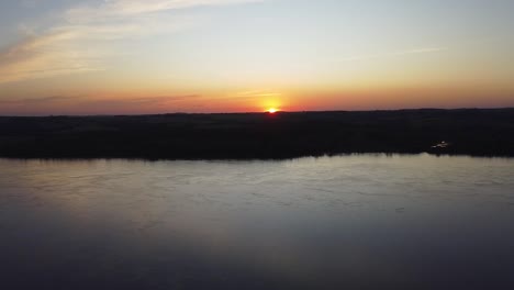 Imágenes-Aéreas-Cinematográficas-De-La-Puesta-De-Sol-Detrás-Del-Río-En-Misiones,-Jardin,-America,-Argentina,-Drone