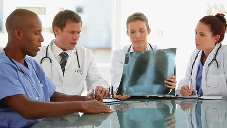 equipo médico mirando una radiografía