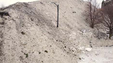 Ein-Blick-Von-Einem-Schneehaufen-Auf-Die-Skyline-Von-Buffalo