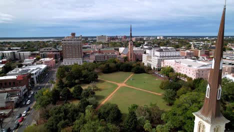 Schnelle-Luftaufnahme-über-Der-Baptistenkirche-Am-Citadel-Square-In-Charleston,-South-Carolina,-Nähert-Sich-Dem-Marion-Square