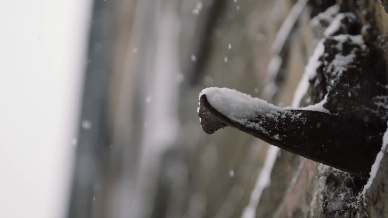 눈이 내리는 건물 가까이