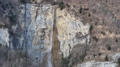 la hermosa vista de la cascada de seerenbach en weesen, amden, suiza