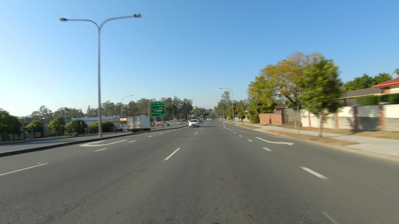 punto de vista de conducción mirando hacia atrás desde la tranquila autopista suburbana australiana: ideal para el reemplazo de la pantalla verde de la escena interior del automóvil