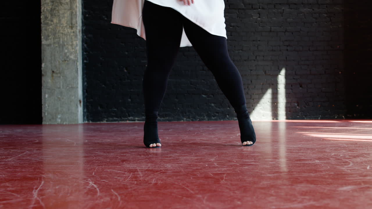 실내에서 춤을 추는 여자