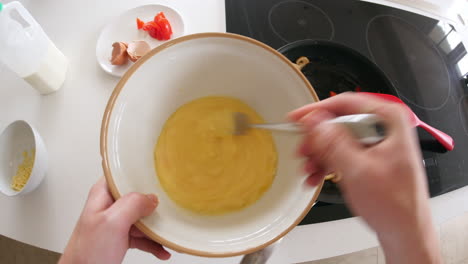 punto de vista de un hombre preparando una tortilla