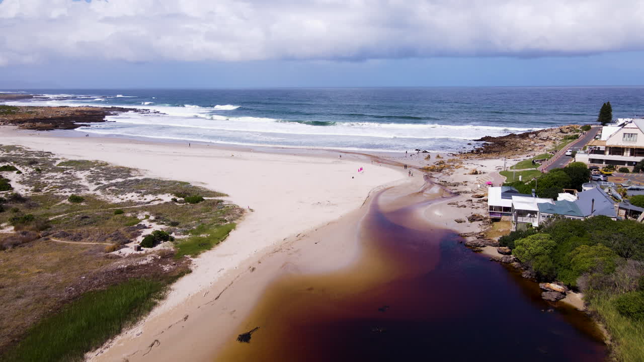 aéreo hacia la playa sobre las aguas ricas en taninos de la laguna onrus, overstrand