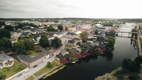 Aéreo,-Zumbido,-Casco-Antiguo-De-Porvoo,-Finlandia