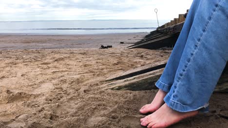 Nackte-Zehen-Am-Strand-Und-Den-Sand-Spüren