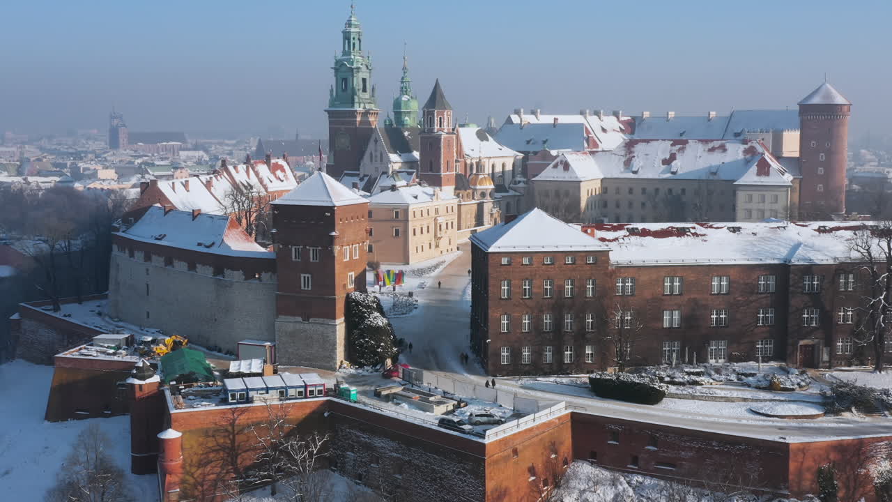 Snødekt Wawel slott en magisk morgen med mykt sollys om vinteren, Krakow, Polen