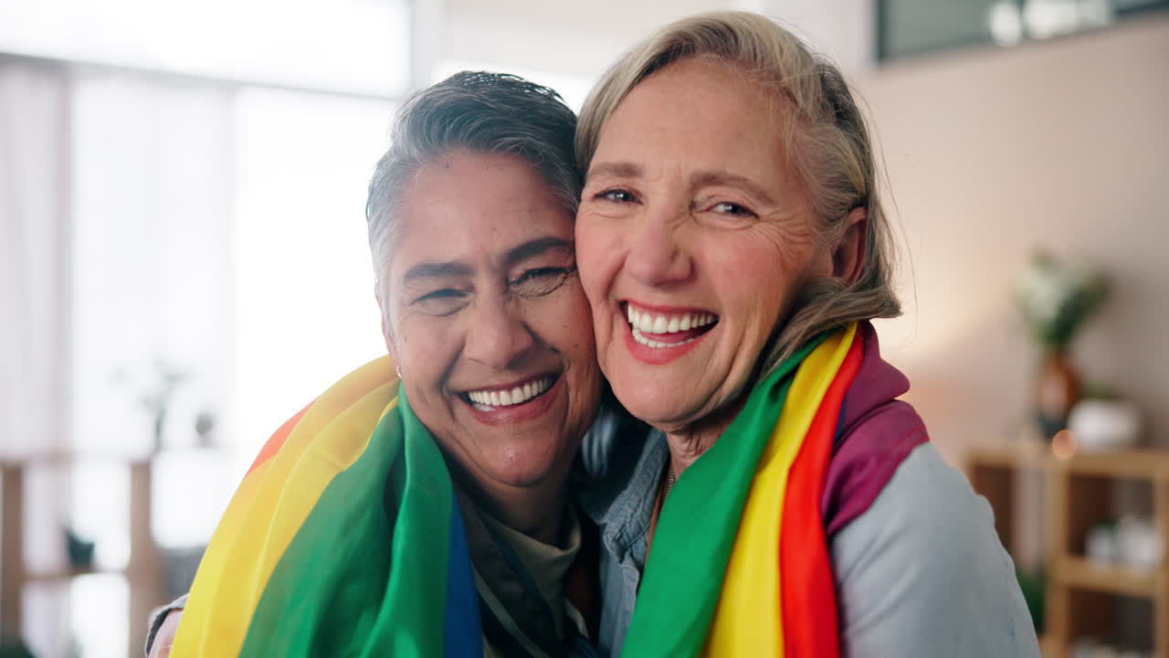 행복한 노인 레즈비언 커플이 자부심의 발로 포옹하고 있습니다.