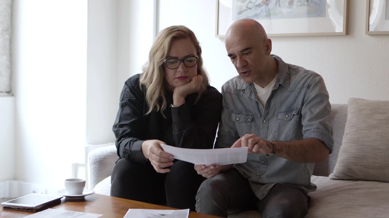 vista frontal del diseñador de interiores y el propietario de la casa hablando de bocetos, borradores, dibujos