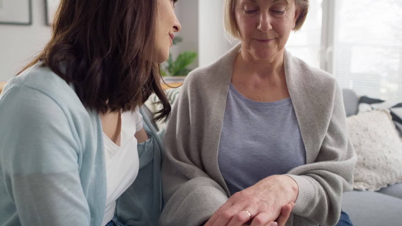 성인 딸이 고령자 어머니를 위로하는 동영상