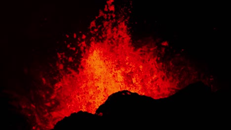 una foto de cerca del cráter del volcán arrojando roca líquida fundida desde el núcleo de la tierra