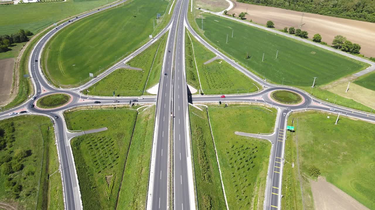 드론으로 하늘에서 고속도로 교통