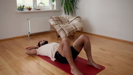 tipo de raza mixta haciendo ejercicios para los abdominales