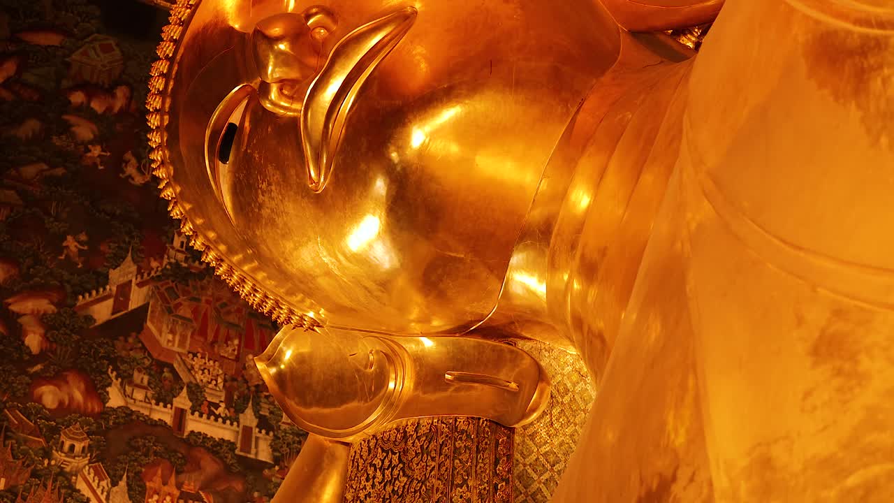 estatua dorada con intrincadas decoraciones florales