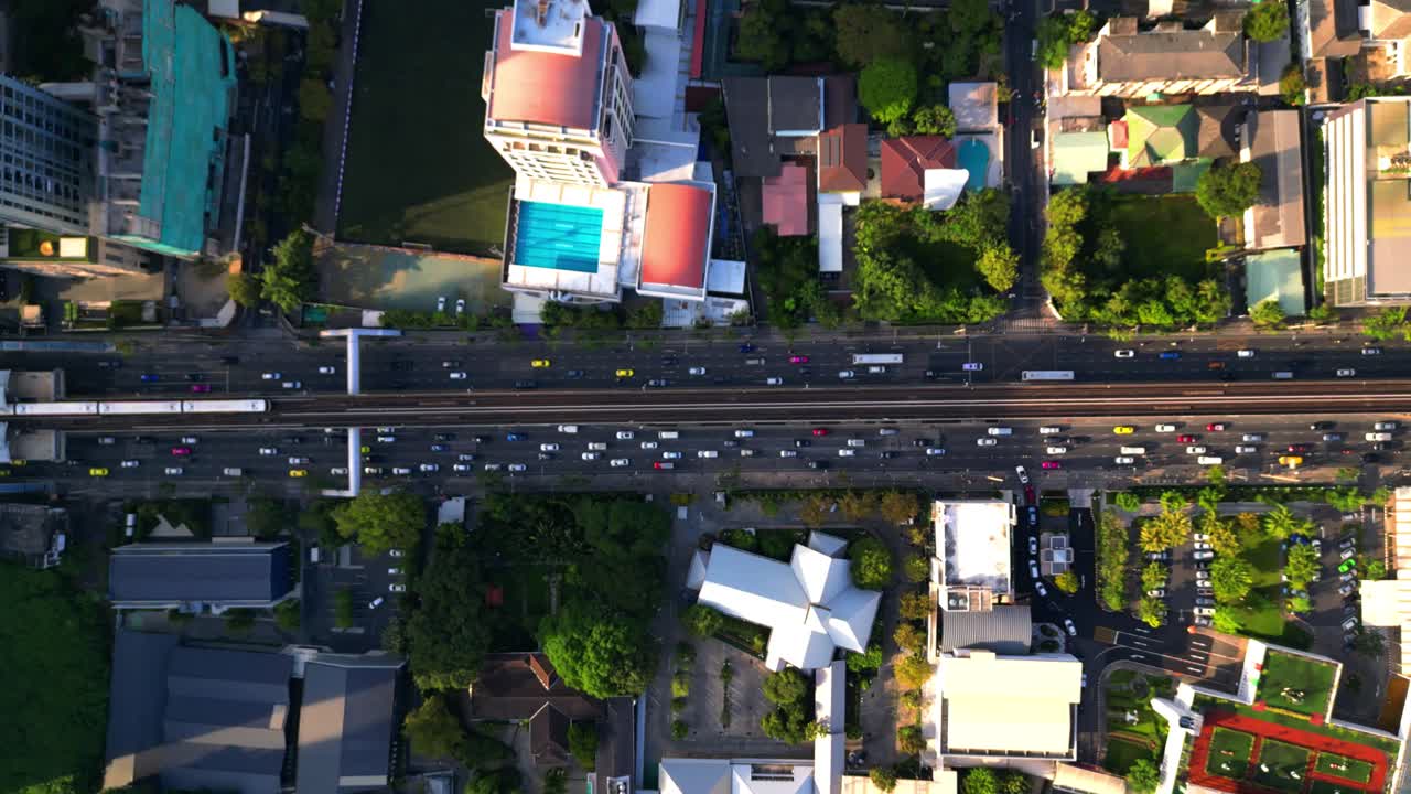 방콕의 bts 스카이 트레인은 비즈니스 지구에서 수라삭 역을 출발합니다.