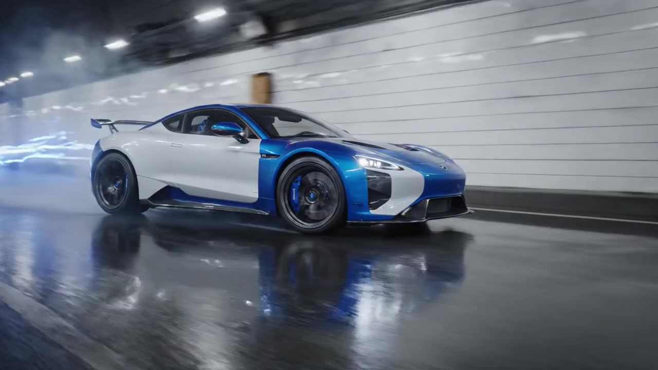Vetrina dinamica di un'auto sportiva ad alte prestazioni in un ambiente di tunnel fragoroso, che cattura velocità, stile e design automobilistico innovativo.