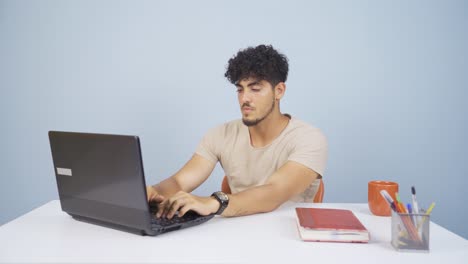 Der-Mann,-Der-Vor-Einem-Laptop-Einschlief.