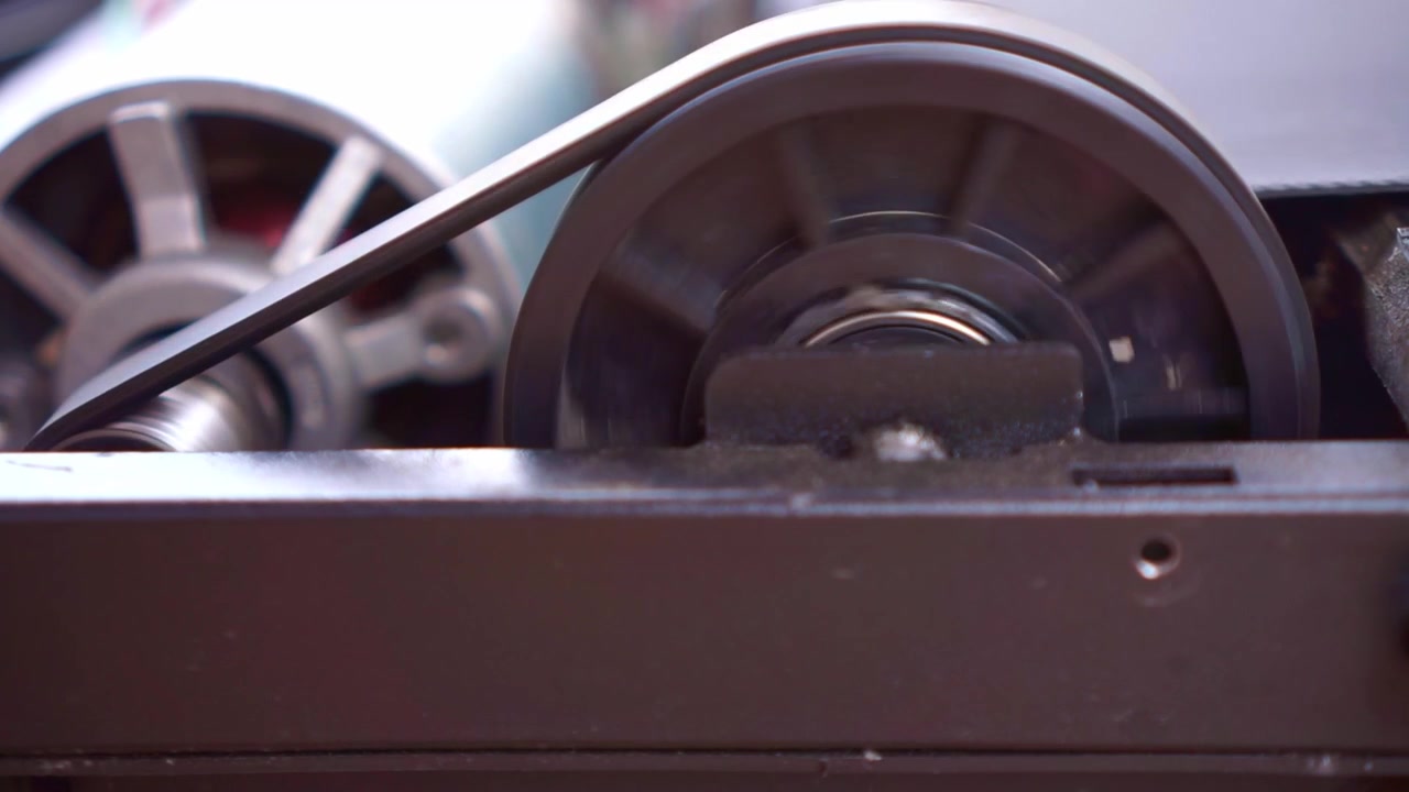 Sistema de correia e polia mecânico girando, peças de máquinas industriais, detalhe do mecanismo do motor, filmagem de tecnologia de engenharia