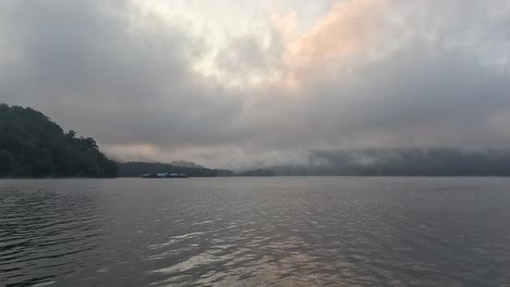 nubes moviéndose sobre un lago de isla tranquila