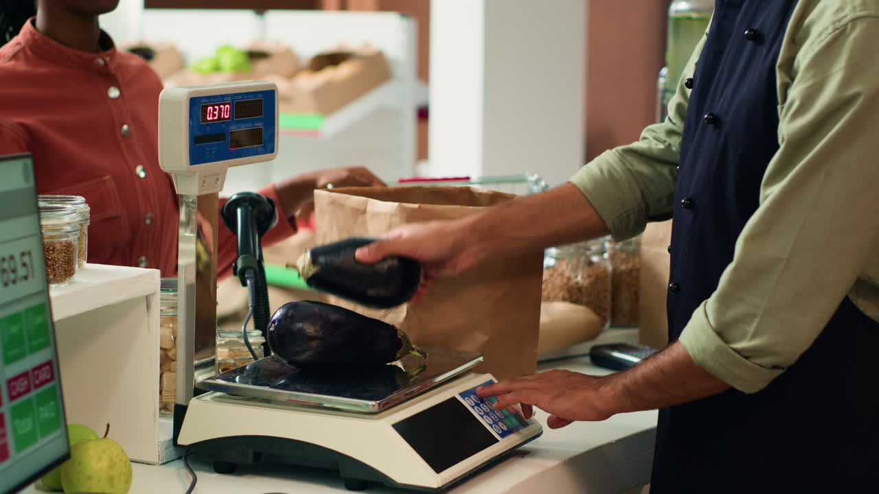 el vendedor pesa los productos frescos para el comprador