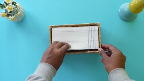 una persona sacando un pañuelo de un cajón