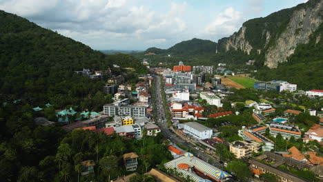 Vista-Aérea-Panorámica-De-La-Ciudad-Costera-De-Ao-Nang-Rodeada-De-Acantilados-Y-Montañas-De-Piedra-Caliza,-Sendero-Panorámico-En-Krabi,-Tailandia