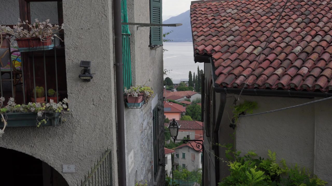 Vista do Lago de Como de um ponto de vista elevado (POV) em Menaggio, cidade medieval da Itália.