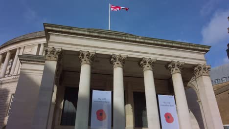 Mohnaufruf-Der-Zentralbibliothek-Manchester-Mit-Gewerkschaftsflagge