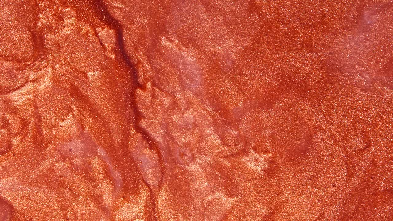 el agua roja brillante fluye lentamente en hermosos patrones abstractos