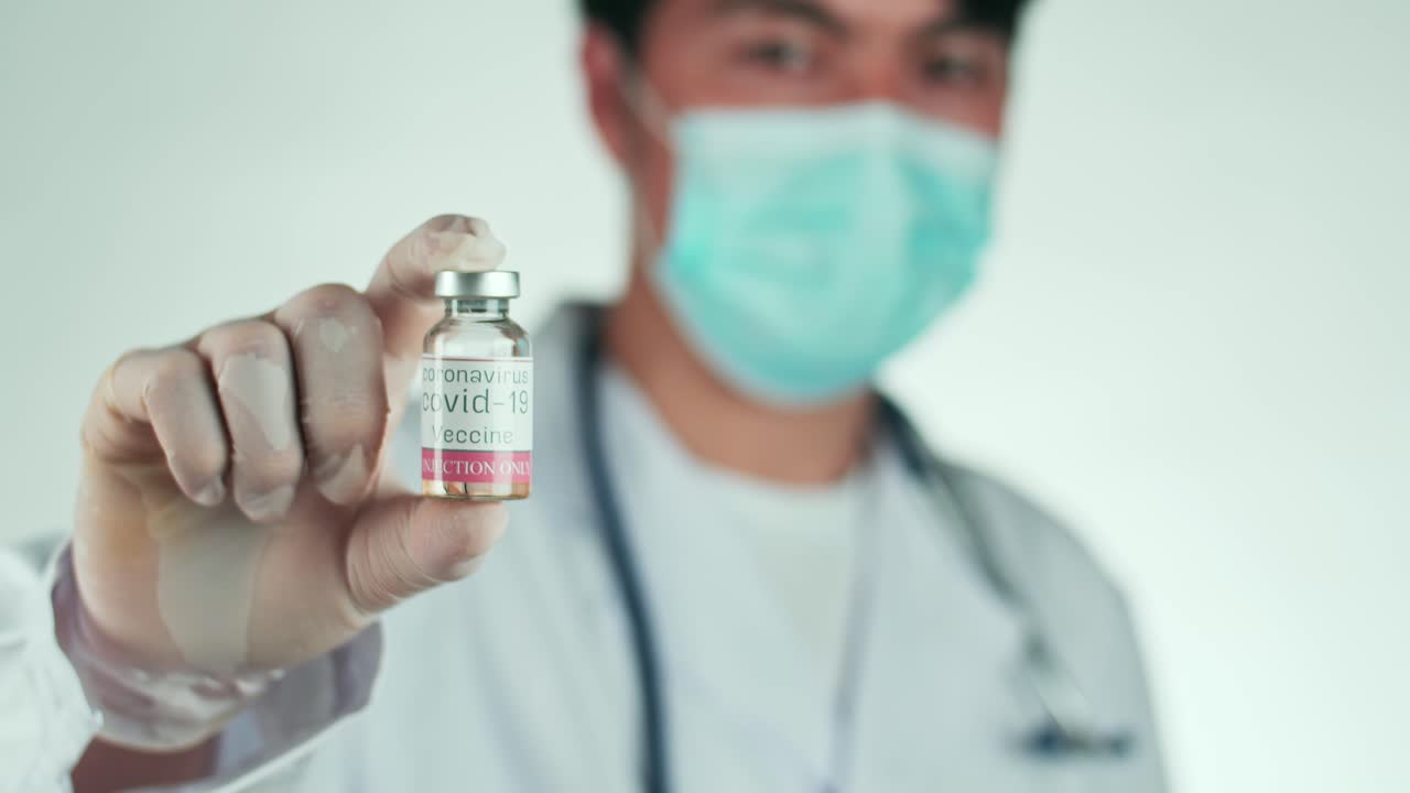 Doctor Sosteniendo un Vial de Vacuna contra el COVID-19