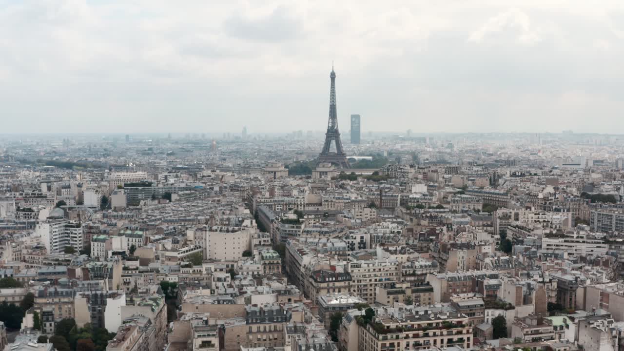 전경에 고전적인 파리 스타일의 건물이 있는 에펠탑의 슬라이더 드론 샷