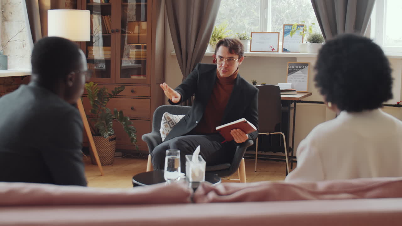 흑인 부부 가 싸우고 심리학자 와 상담 하고 있는 것