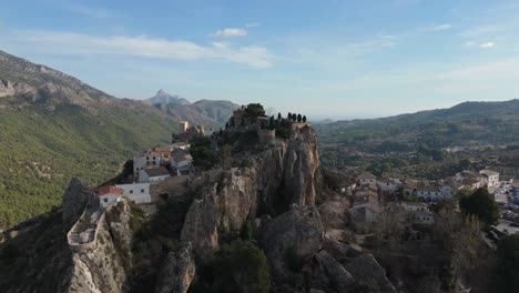 Eine-Drohne-Umkreist-Die-Burg-Von-Guadalest-In-Alicante,-Spanien